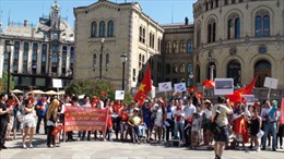 Người Việt ở Na Uy biểu tình chống Trung Quốc xâm phạm biển quê hương